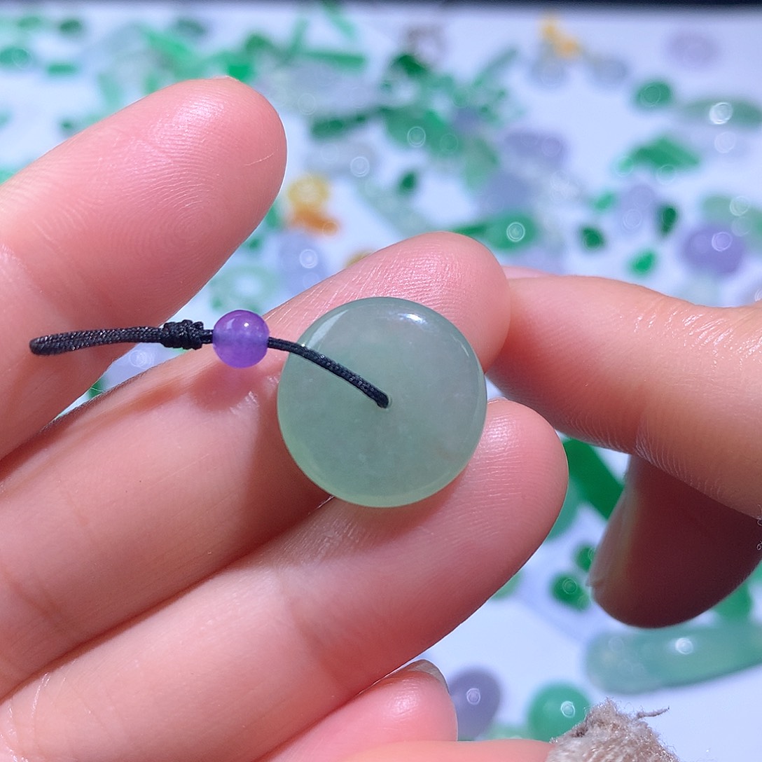 翡翠颈饰未镶嵌平扣