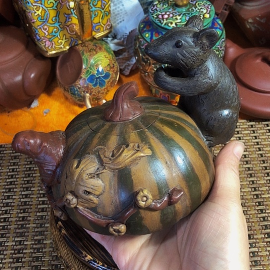 紫砂茶壶原矿泥料手工制作的一把紫砂壶。