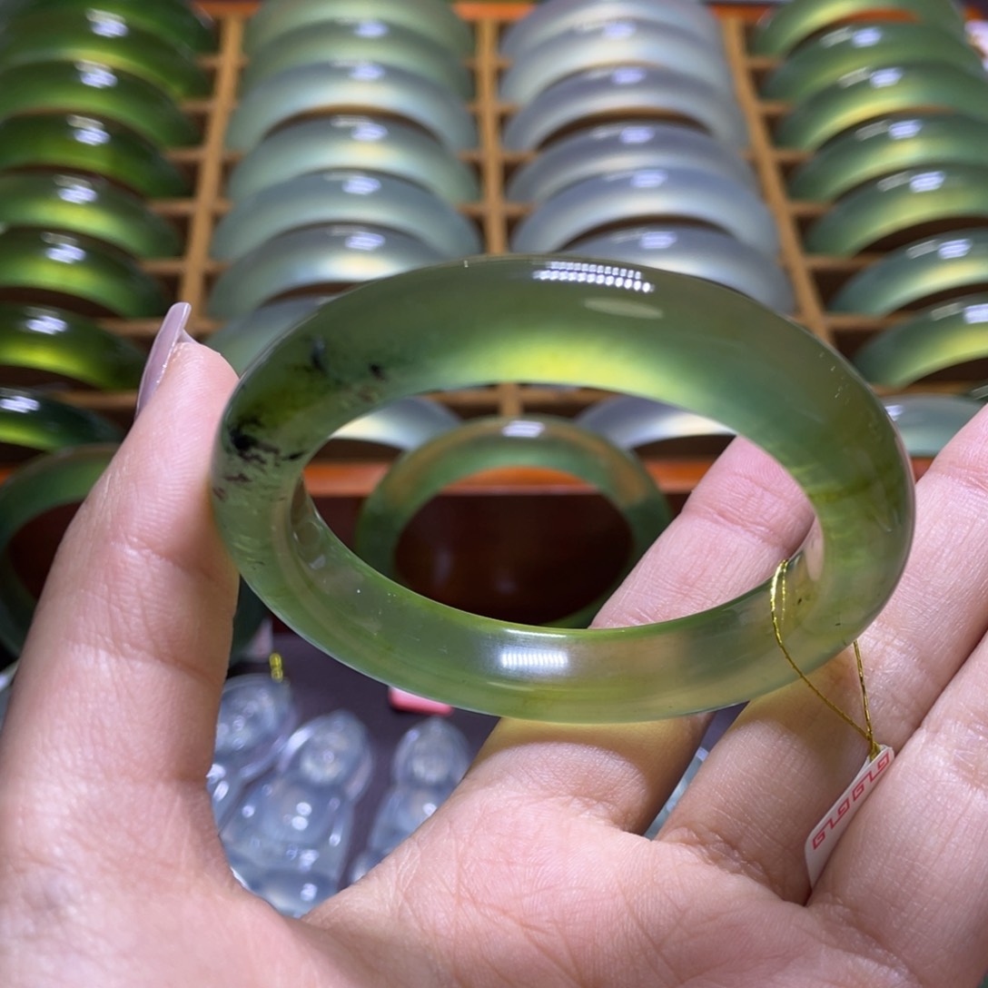 蛇纹石玉手镯未镶嵌