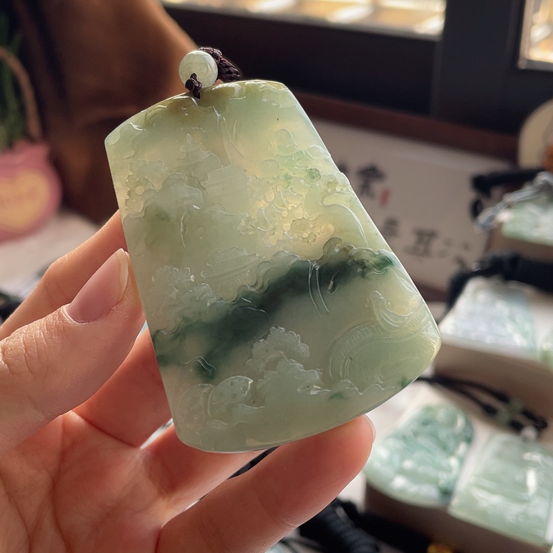 翡翠未镶嵌颈饰山水