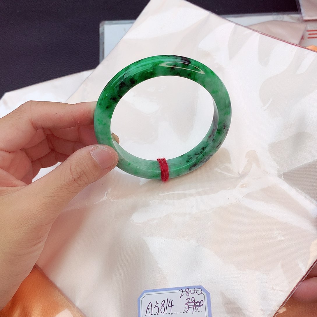 翡翠手镯未镶嵌翡翠