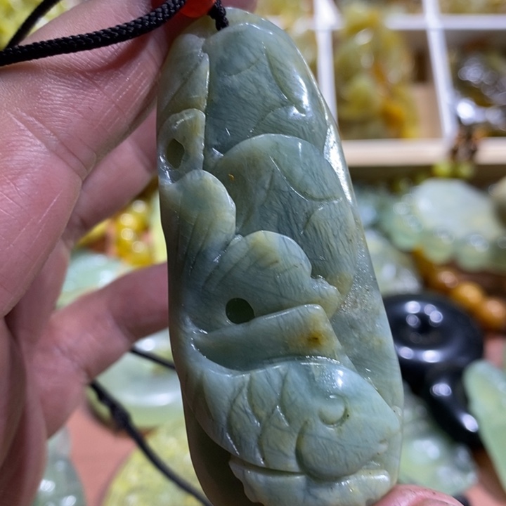 蛇纹石玉颈饰未镶嵌