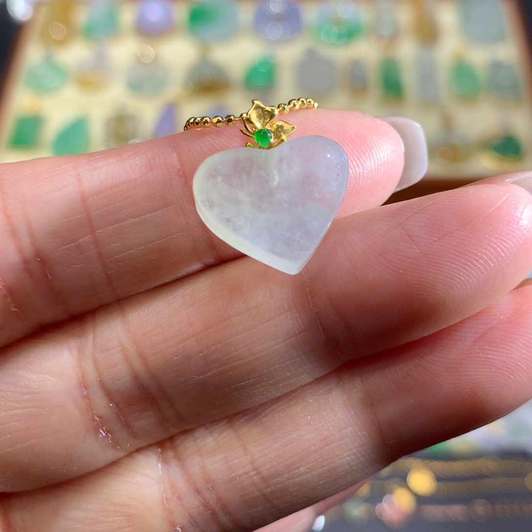 翡翠颈饰18K金镶嵌翡翠吊坠的未镶嵌