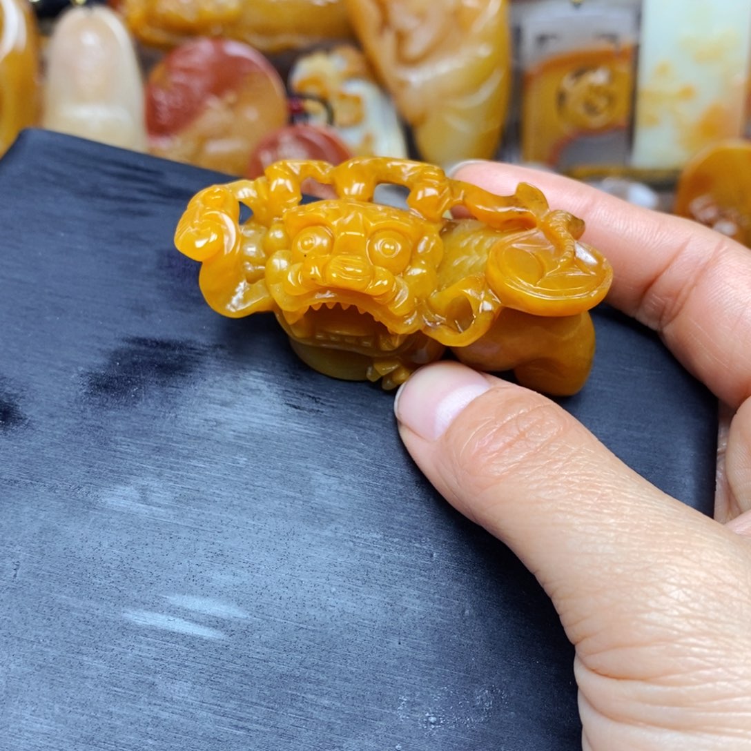 石英质玉（黄龙玉）颈饰未镶嵌