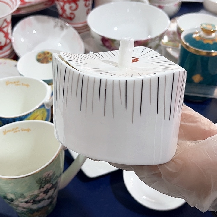 碗微瑕骨瓷糖罐一个