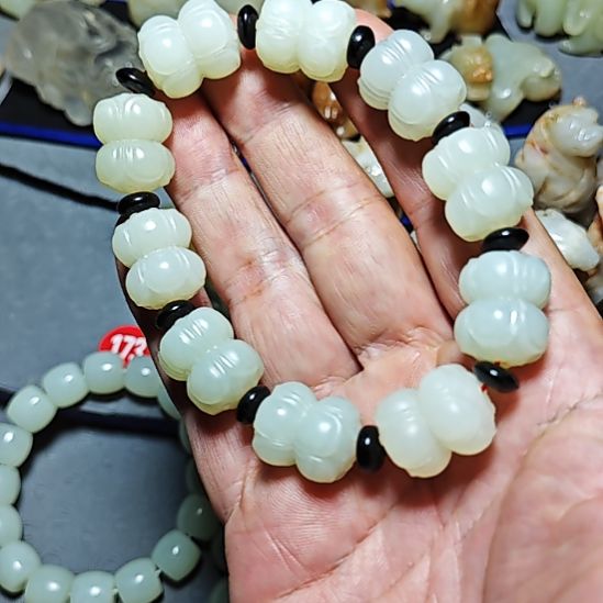 颈饰未镶嵌和田玉亿*