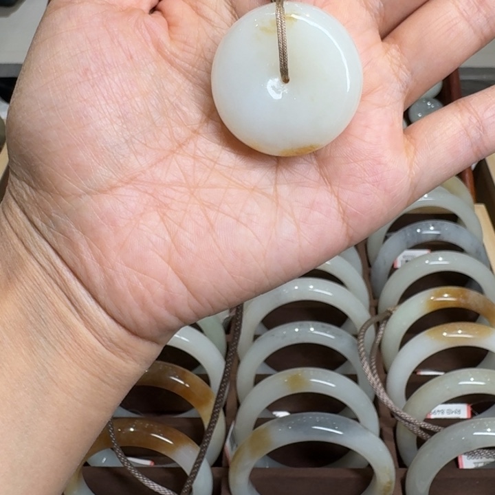 瑶***士和田玉（糖玉）未镶嵌手镯