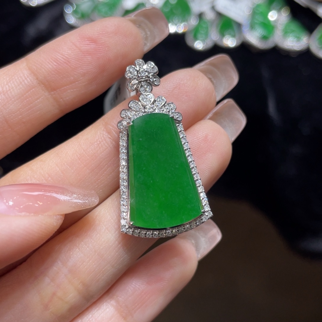 翡翠颈饰18K金镶嵌天然缅甸翡翠