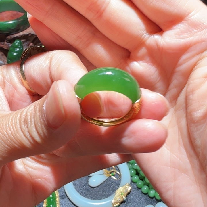 凤***下和田玉（碧玉）18K金镶嵌戒指乌兰海果绿