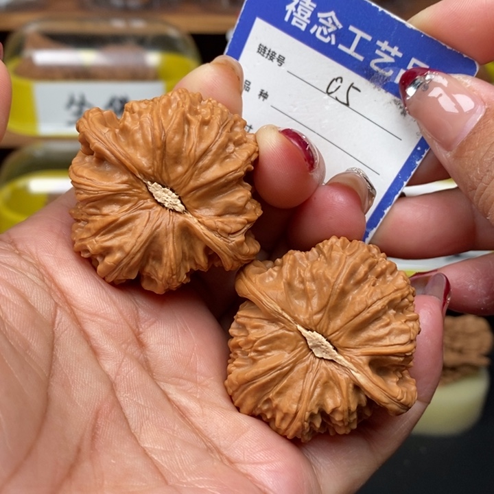 文玩核桃吊坠44白狮子