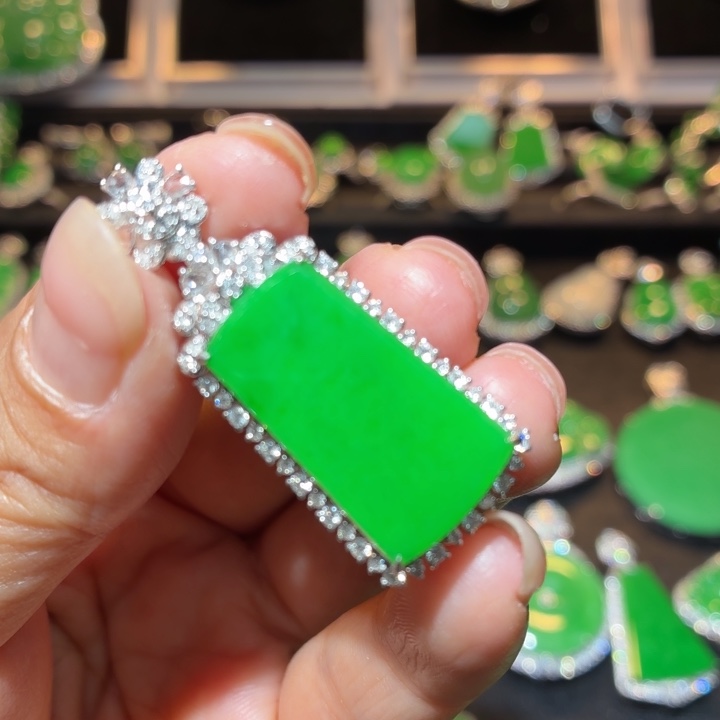 x***k翡翠18K金镶嵌吊坠(不含链)翡翠