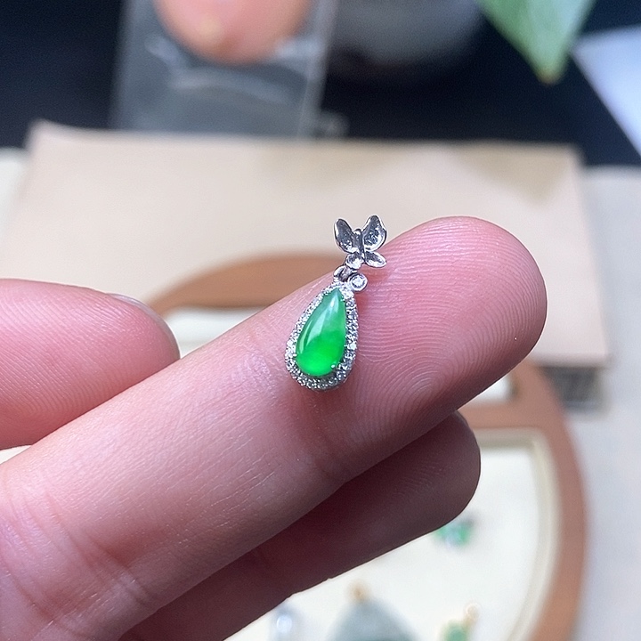 颈饰18K金镶嵌翡翠