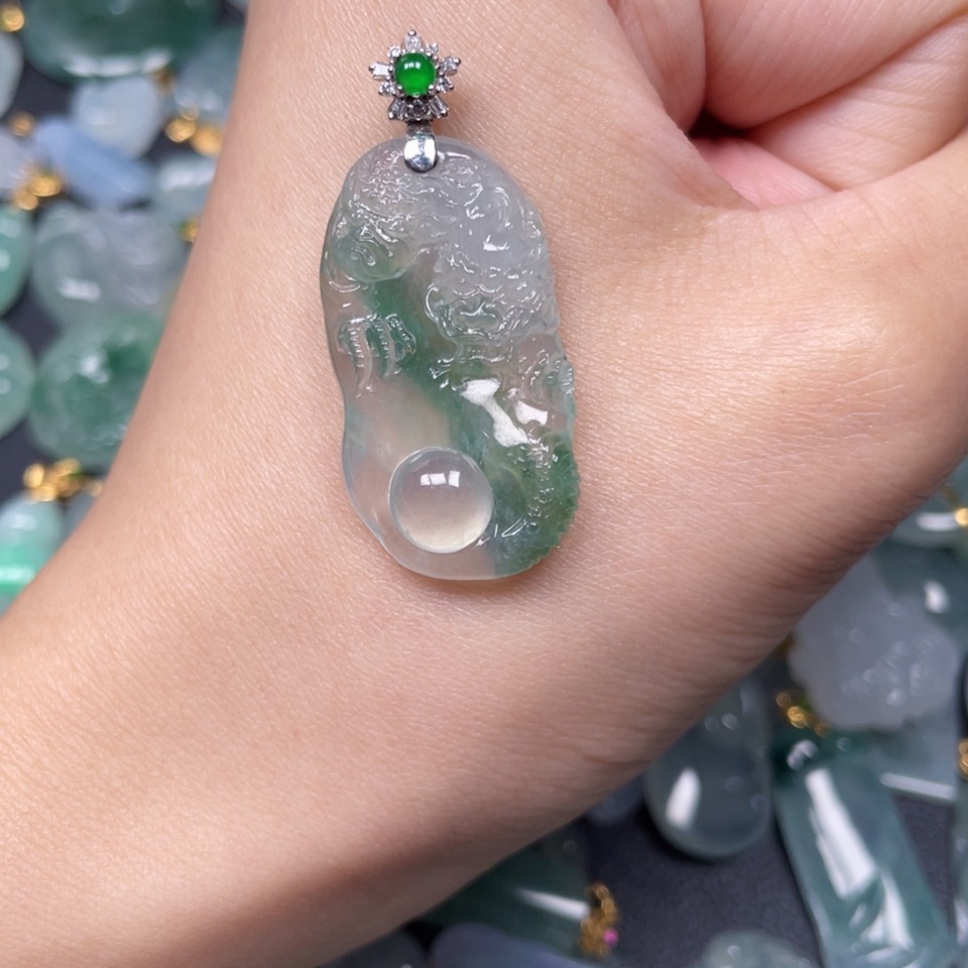 翡翠颈饰18K金镶嵌翡翠