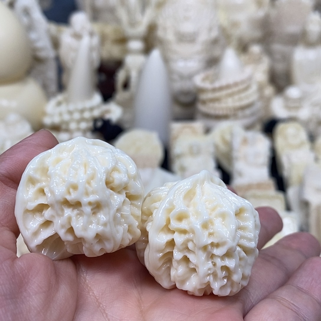 紫檀木类端景台无**解猛犸牙核桃一对