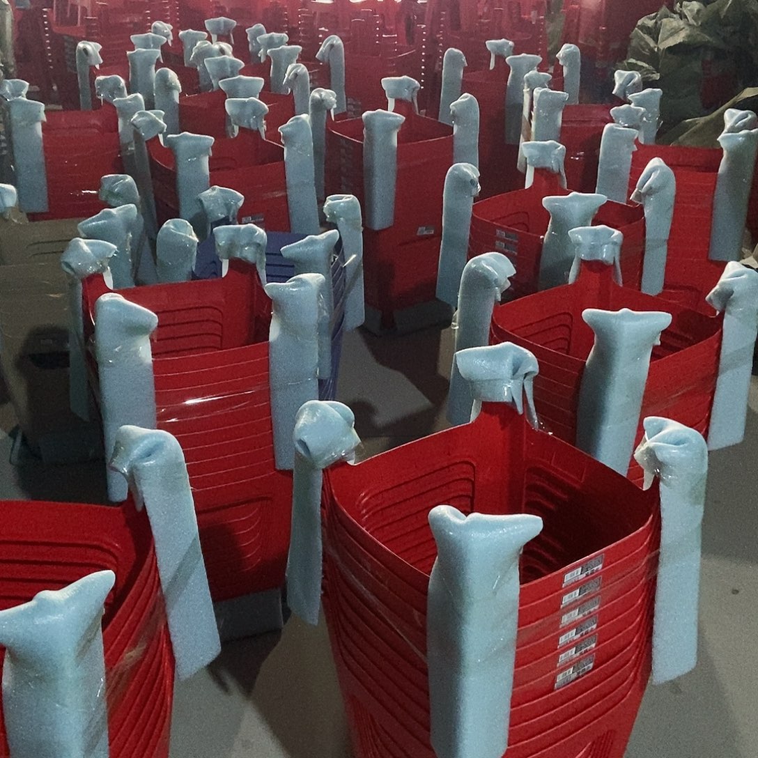 PP1015加厚双面磨砂电镀工艺餐桌大凳10个装红色