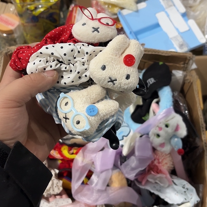 三个抓夹一个蓝色一个白色一个红色