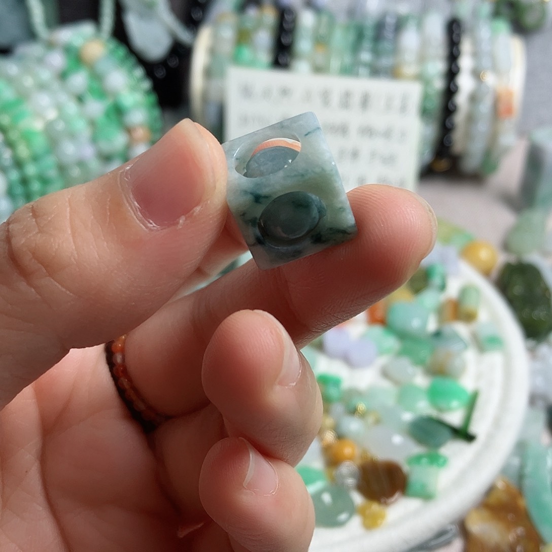 翡翠颈饰未镶嵌转运珠