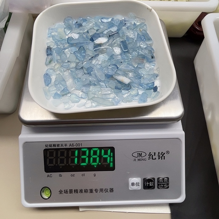 碎石未镶嵌水晶柒**?