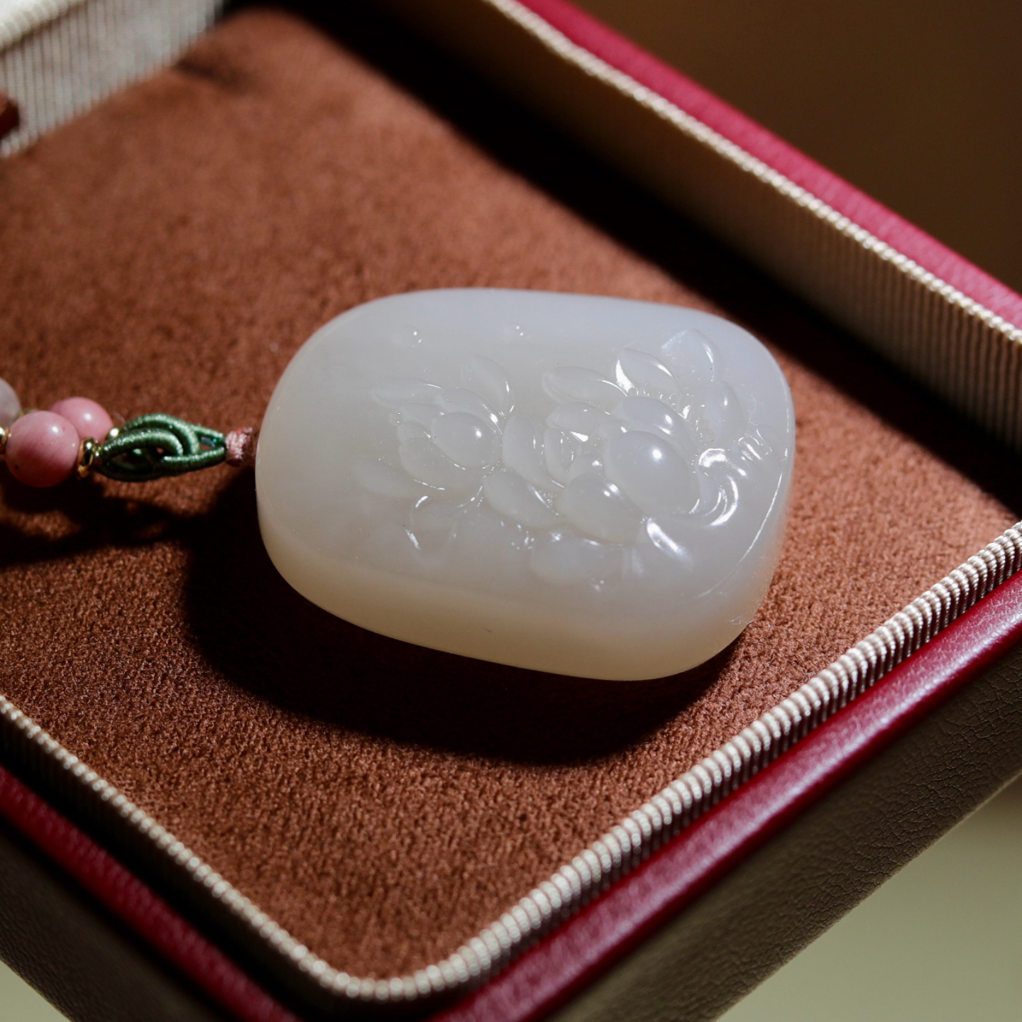 新品天然和田玉藕粉雕刻花开富贵吊坠女款时尚简约玉石挂件礼物