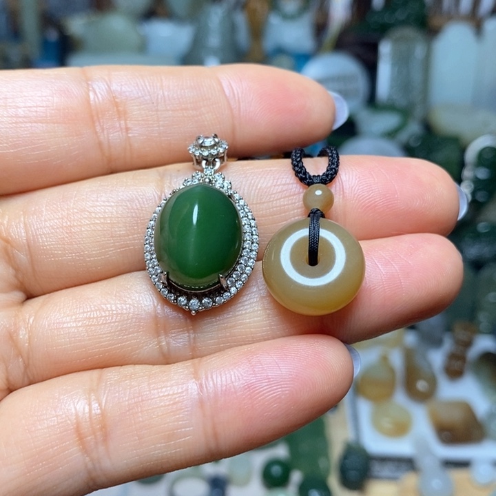 善***妈和田玉未镶嵌颈饰