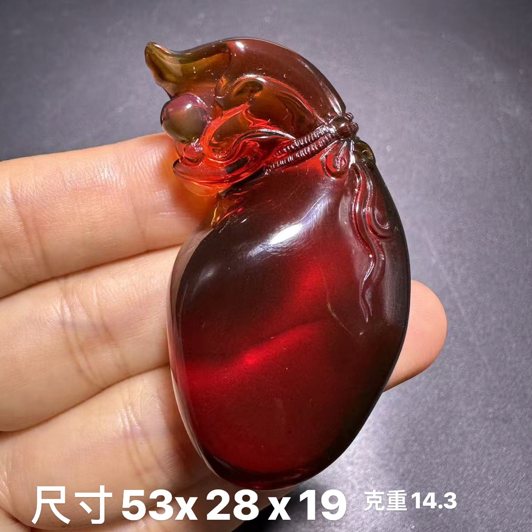 缅甸天然琥珀血珀酒红玻璃体大师工雕刻钱袋吊坠