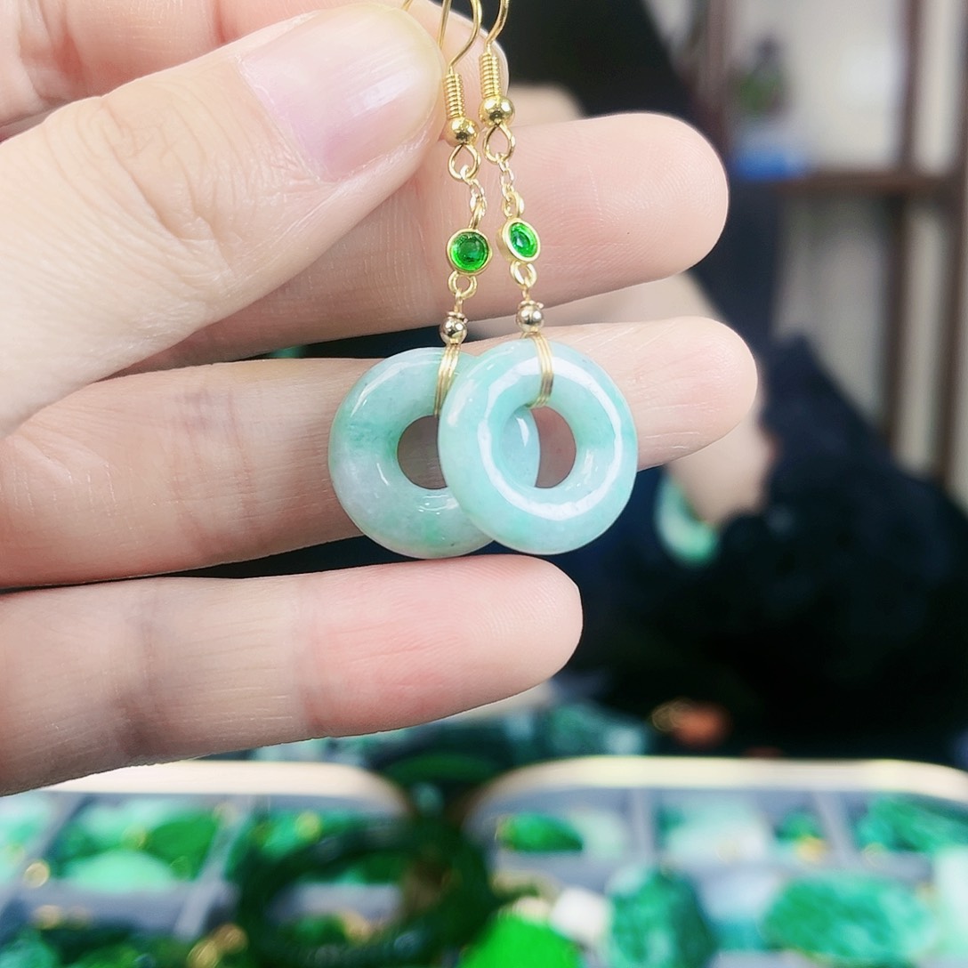 翡翠颈饰未镶嵌耳饰