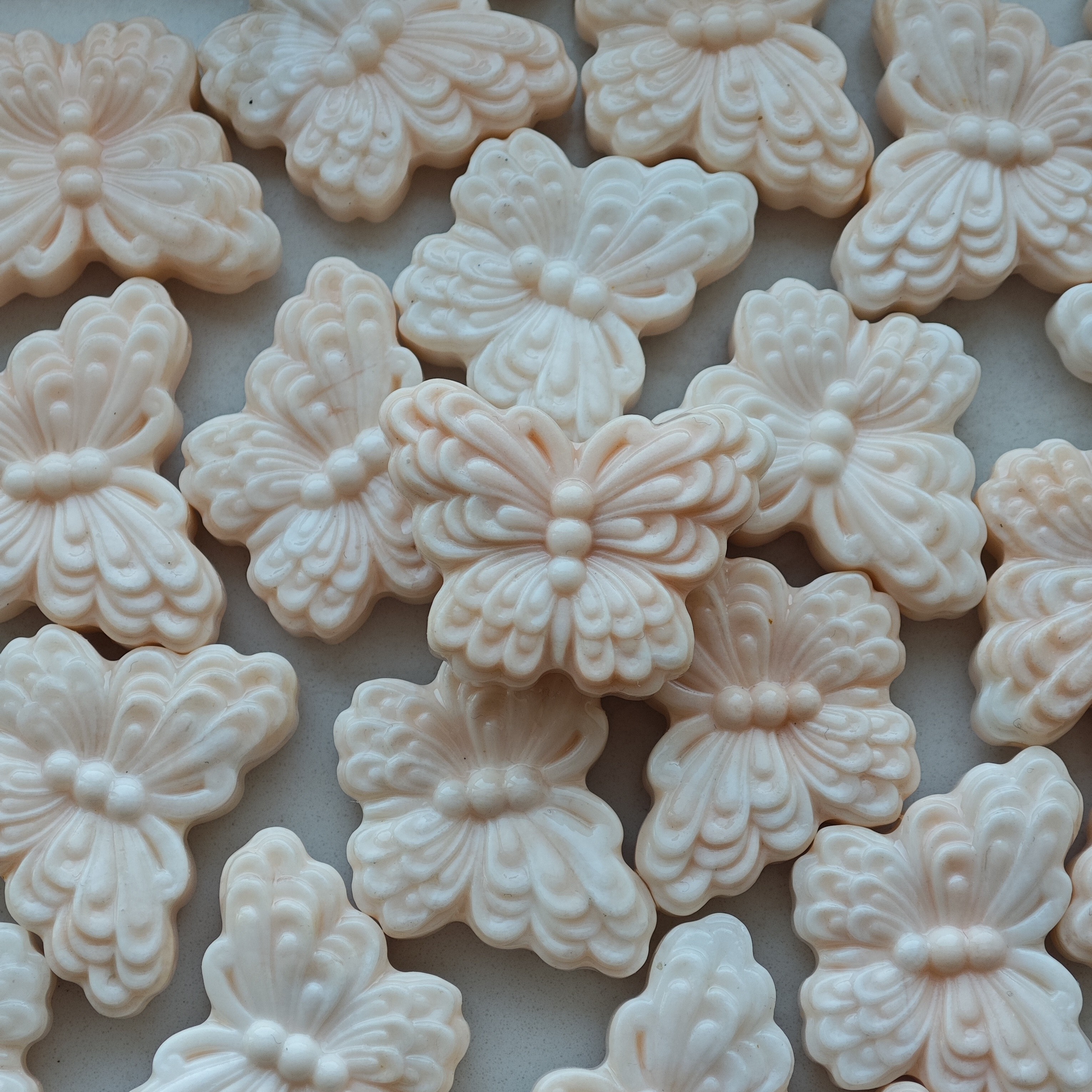 [雪融春桃]粉白玉蝴蝶双面雕刻件新中式时尚百搭女士多样性发货