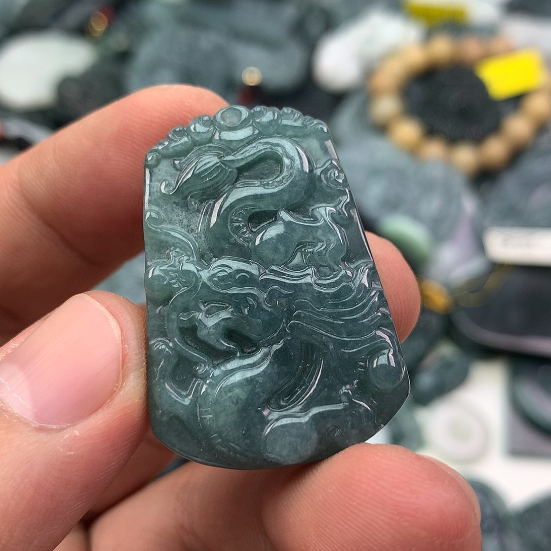 翡翠未镶嵌颈饰龙牌