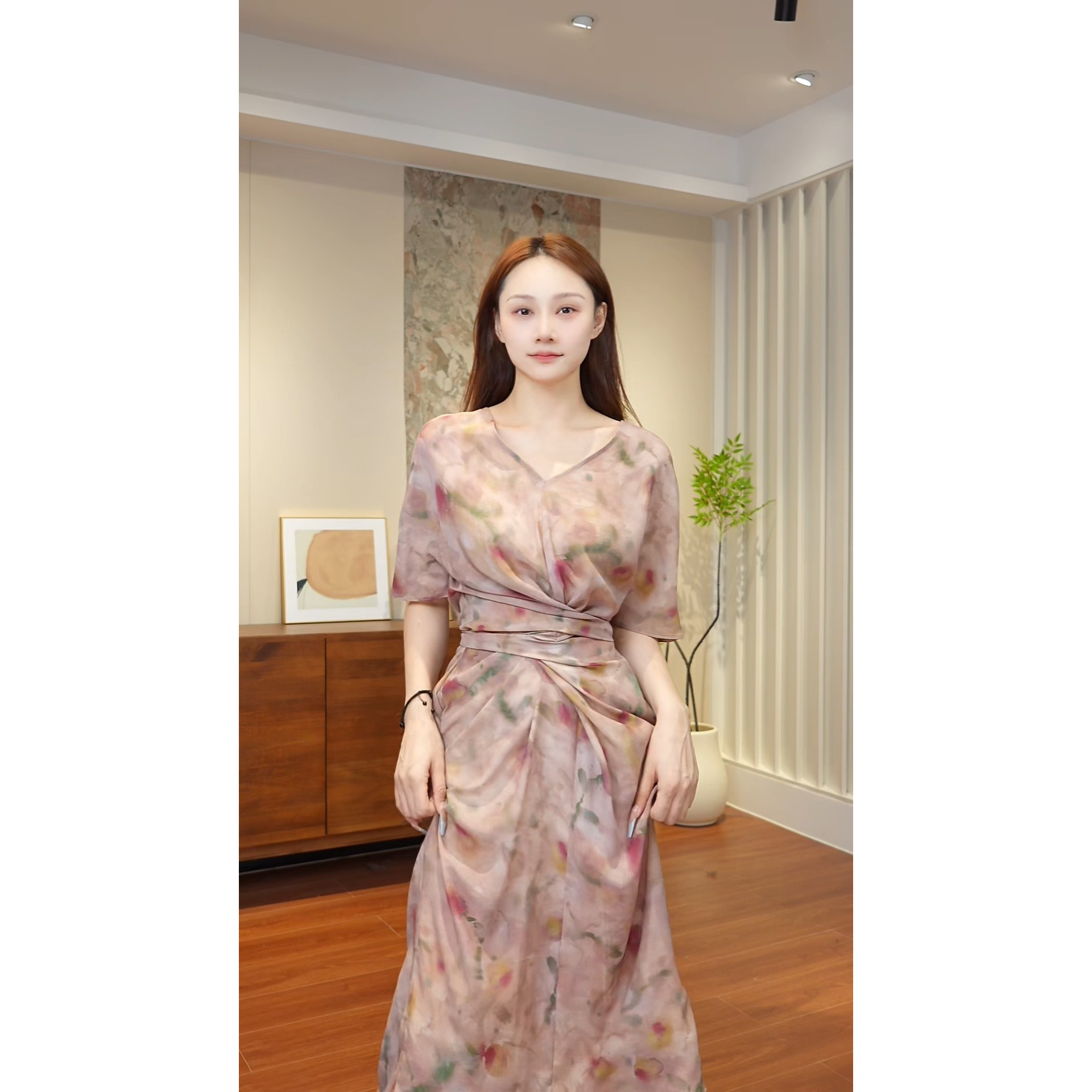 【美美】V领新款时尚感粉印花真丝碎花桑蚕丝连衣裙女