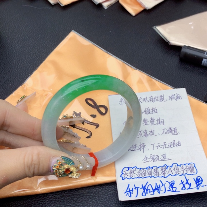 翡翠手镯未镶嵌翡翠手镯