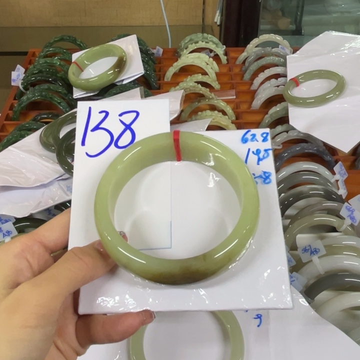 ****和田玉未镶嵌手镯