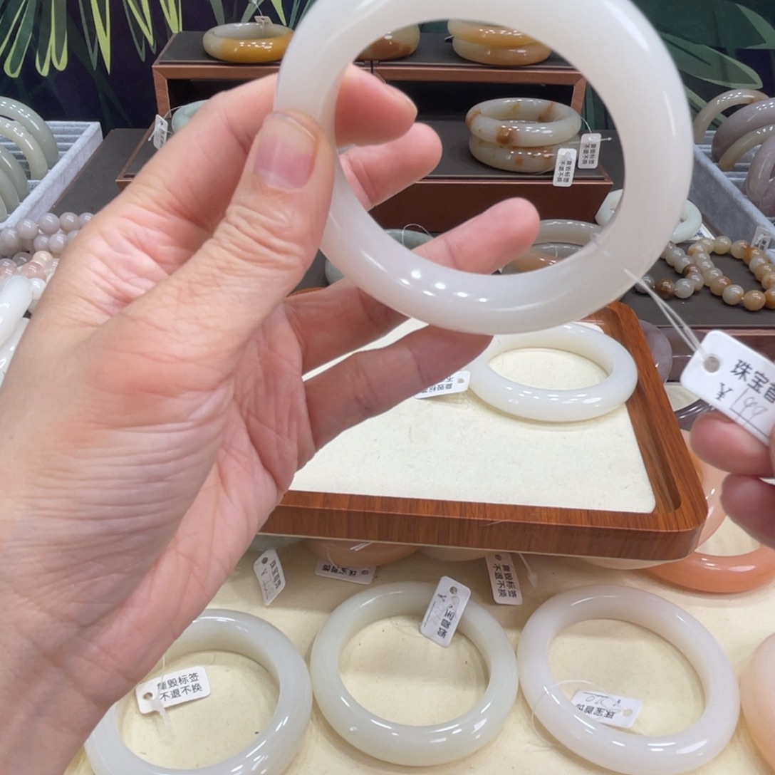 G***R石英岩玉未镶嵌手镯