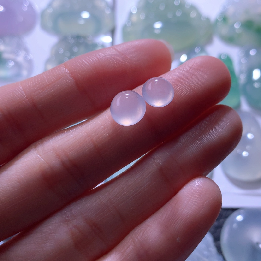 翡翠未镶嵌颈饰一对