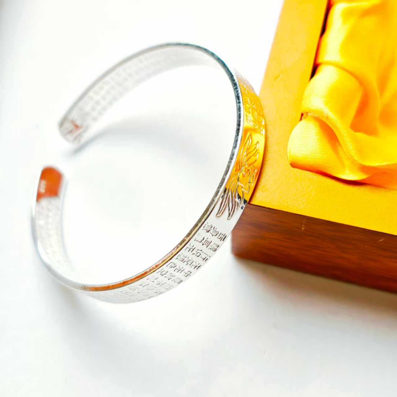 t137通体里外一致纯箔臻奢品时尚手镯多样性发其一