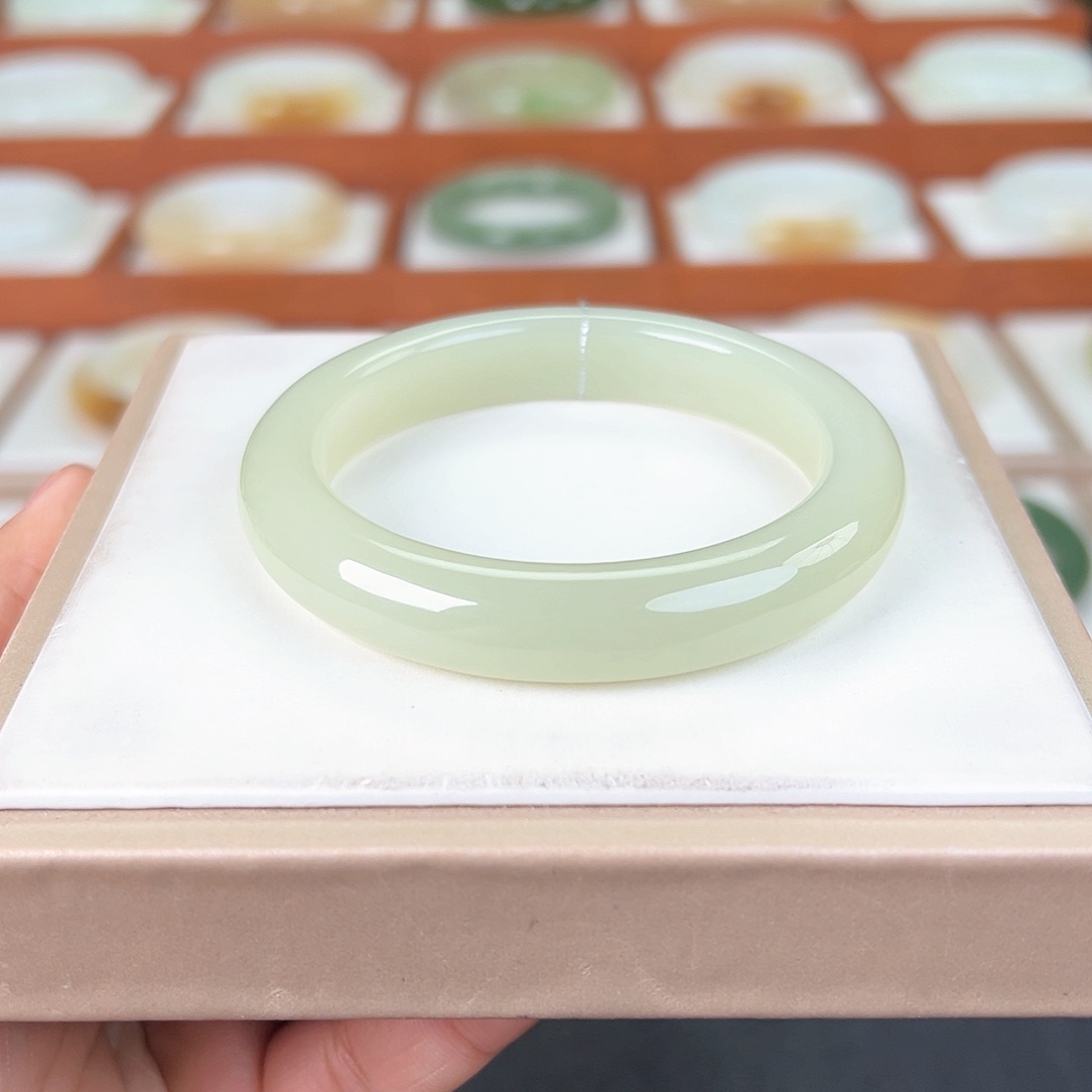 和田玉手镯未镶嵌晴水