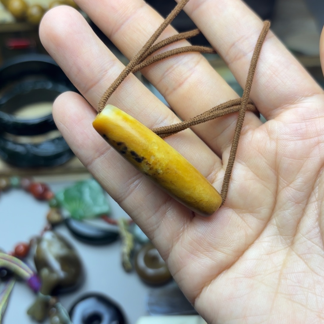 给***予透闪石质玉未镶嵌颈饰