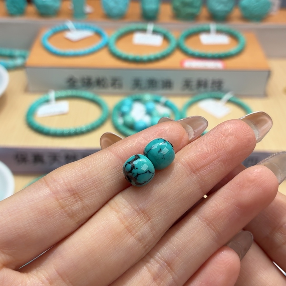 维***蔓绿松石未镶嵌珠宝奇石