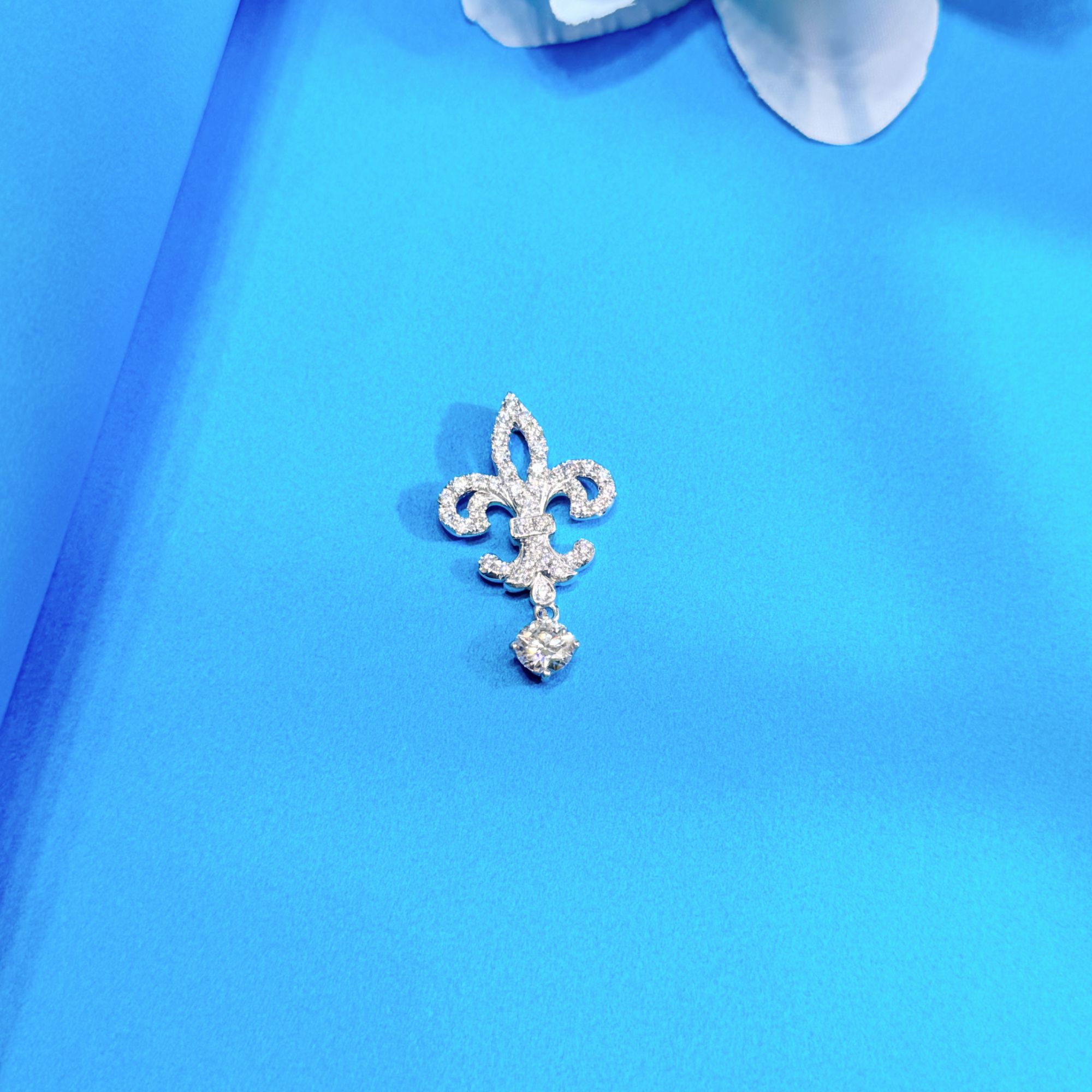 铂金pt950鸢尾花带滴流钻百搭吊坠