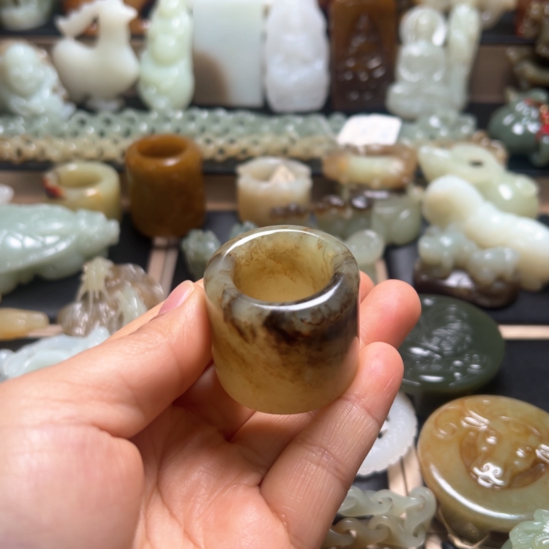 和田玉颈饰未镶嵌在**方