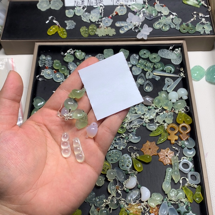 白***乔蛇纹石玉合金耳钉