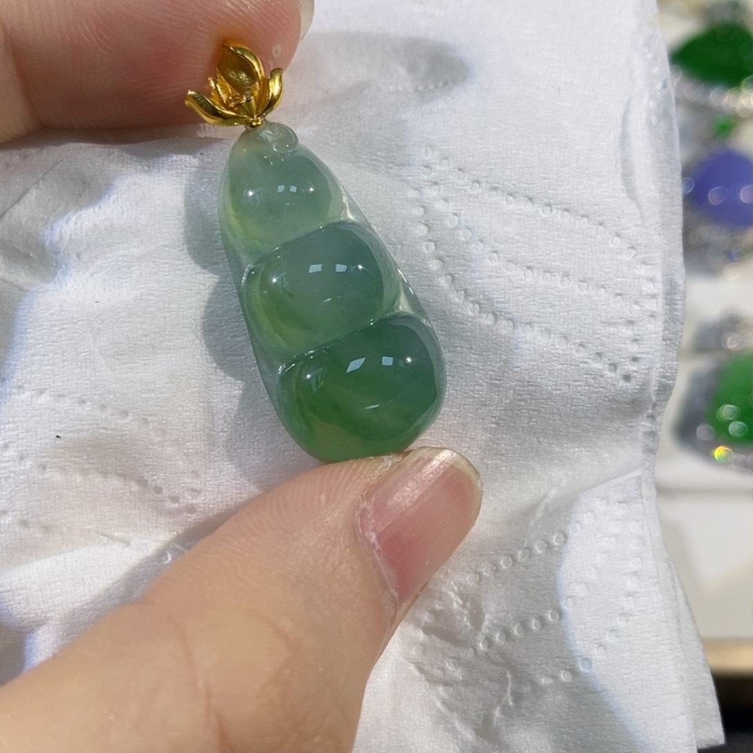 翡翠颈饰18K金镶嵌缅甸翡翠豆子