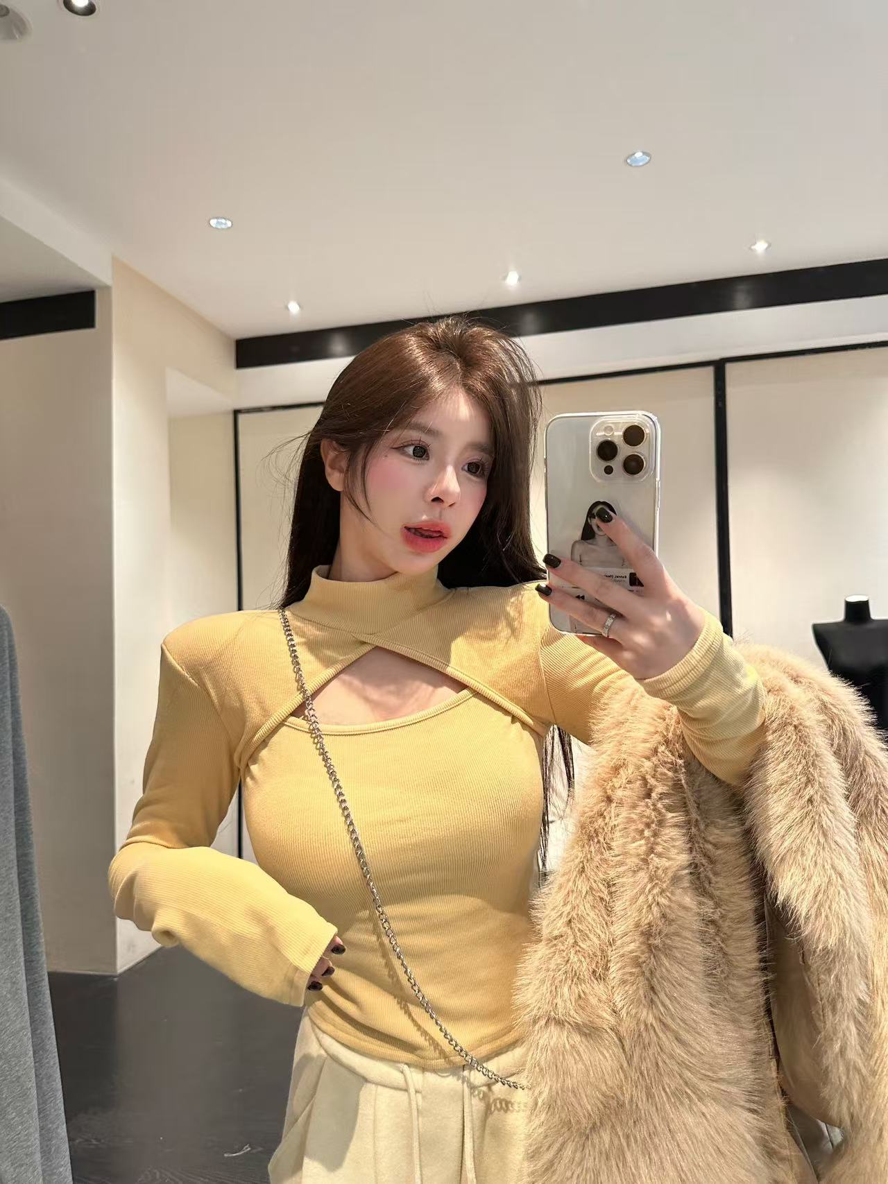 【HuiHui】加厚磨毛镂空高领长袖纯欲气质搭有垫肩（L0270）