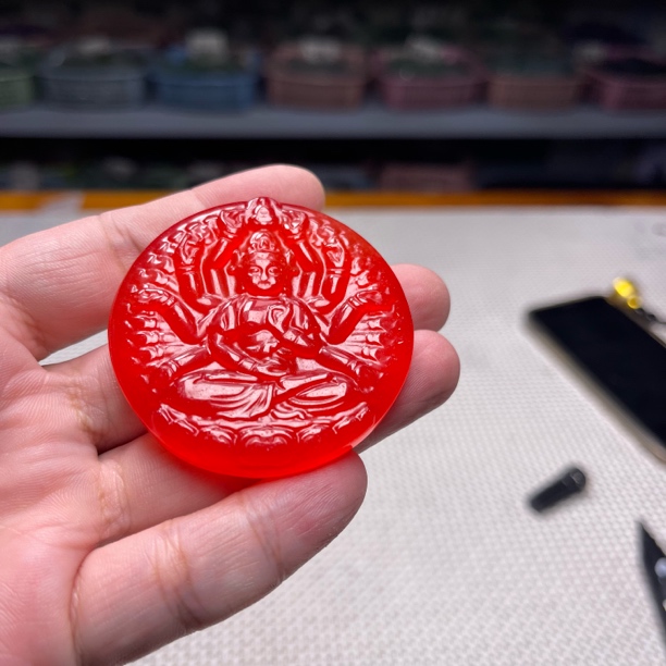 D84 鸡冠红千手观音吊坠