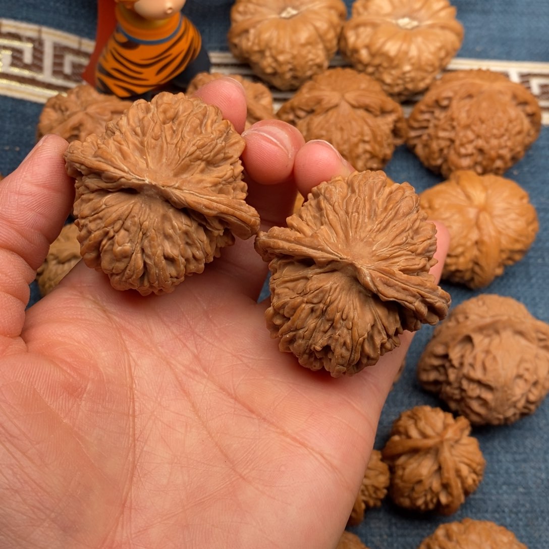 文玩核桃把件万***人44全品毕业汉高楼