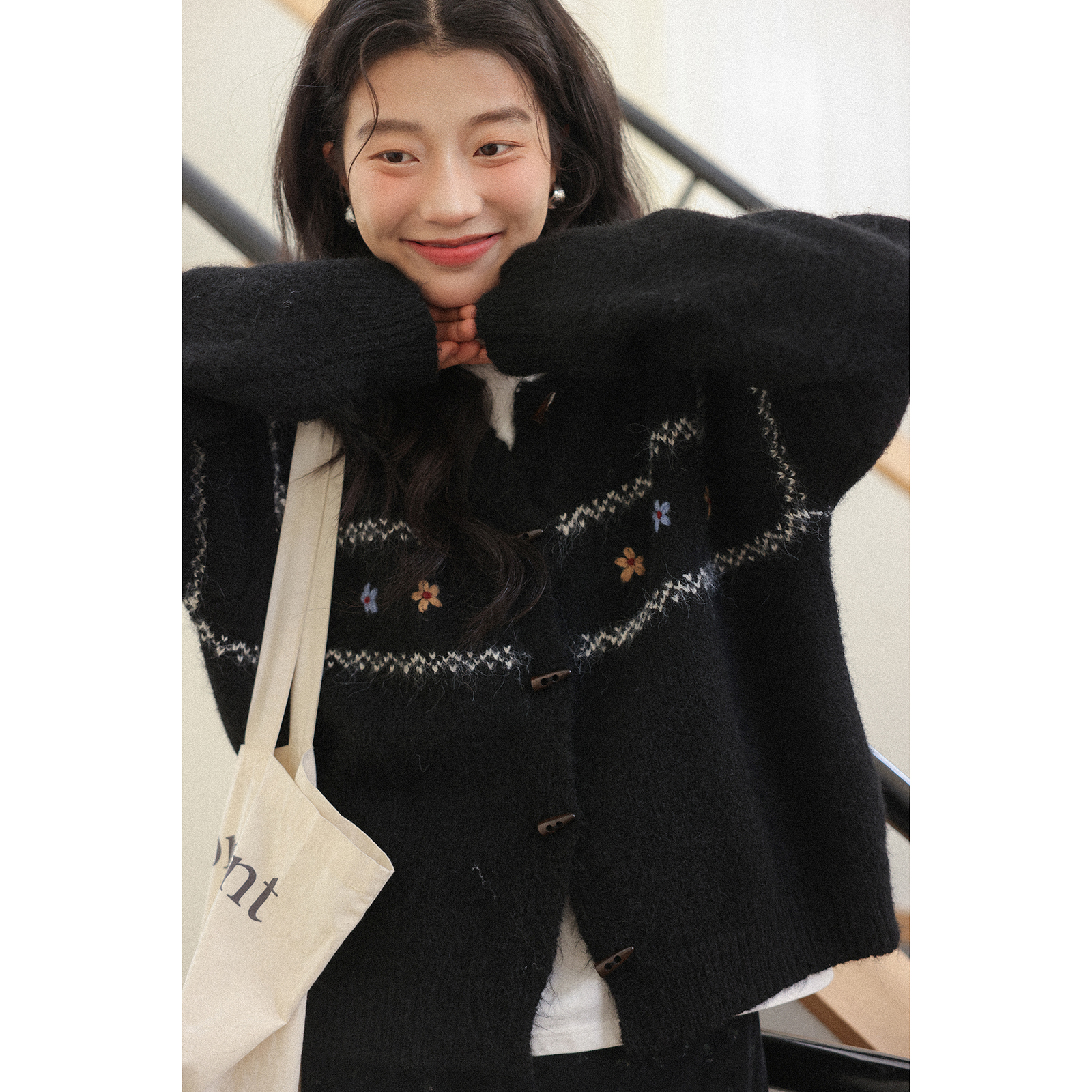 黑巧浓！觅定圆领牛角扣8%羊毛毛衣女秋冬黑色针织开衫外套WS56024