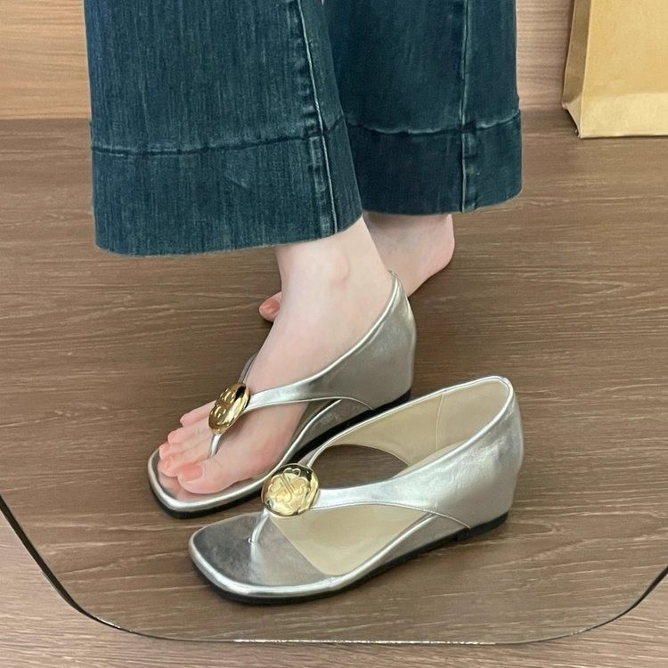 增高版！5cm内增高金属圆扣夹趾凉鞋女2025年夏季新款时尚凉拖鞋