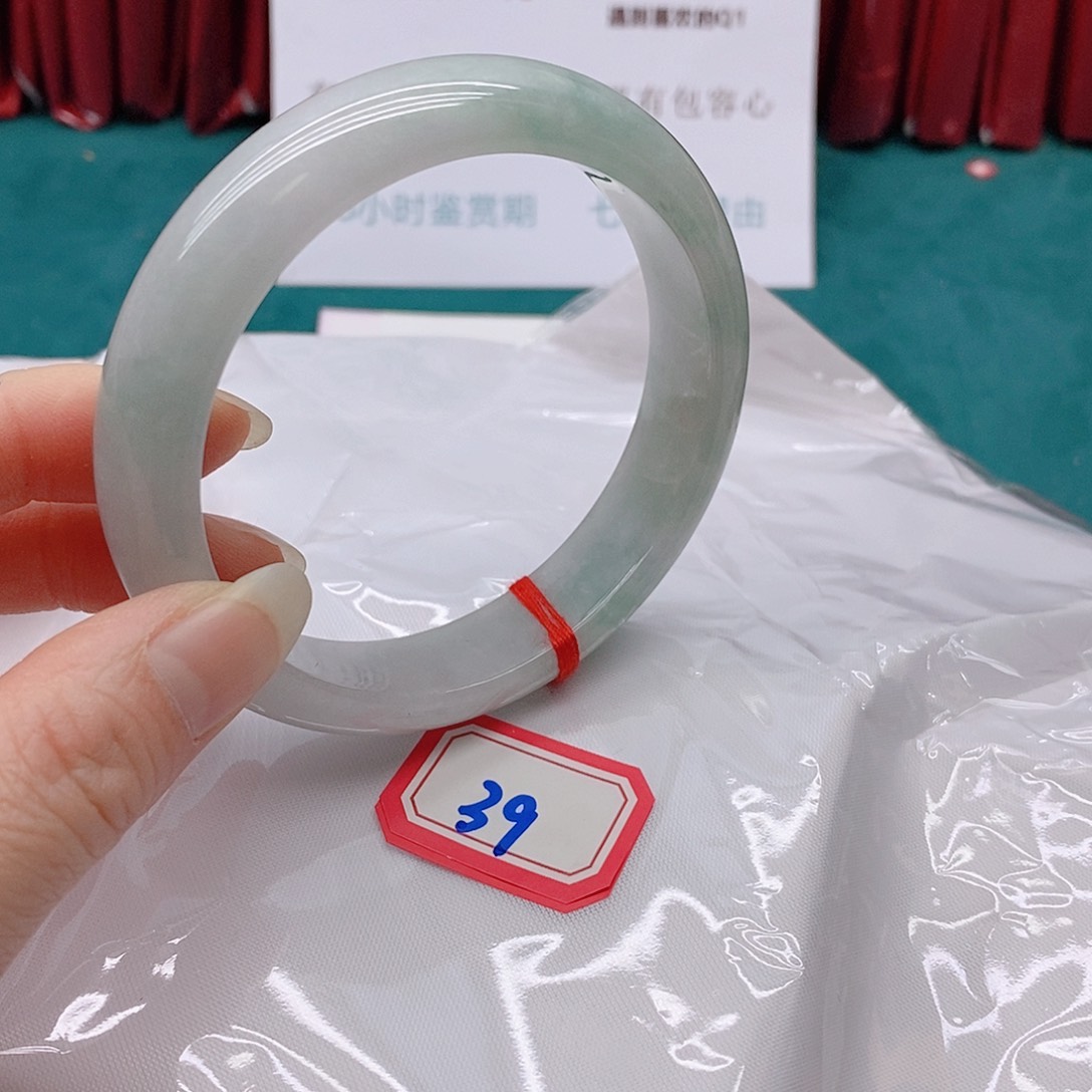 翡翠手镯未镶嵌小***?399999999