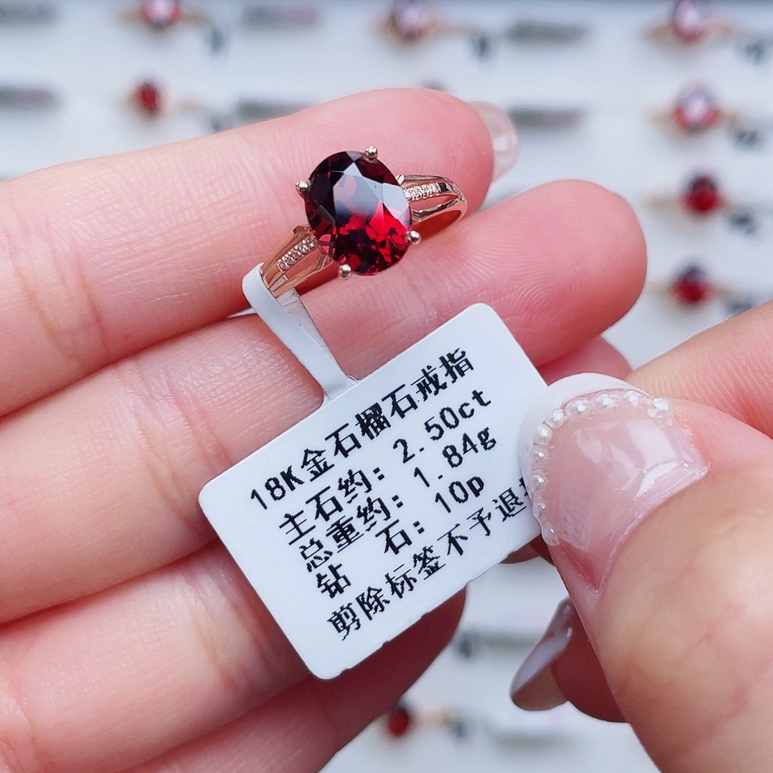 18K金镶嵌石榴石戒指