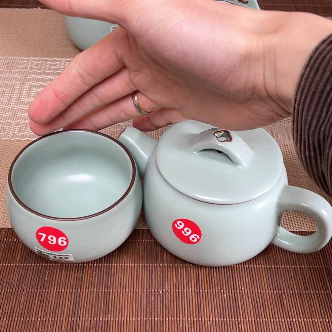 瓷片新年快乐啊。。。。。。。