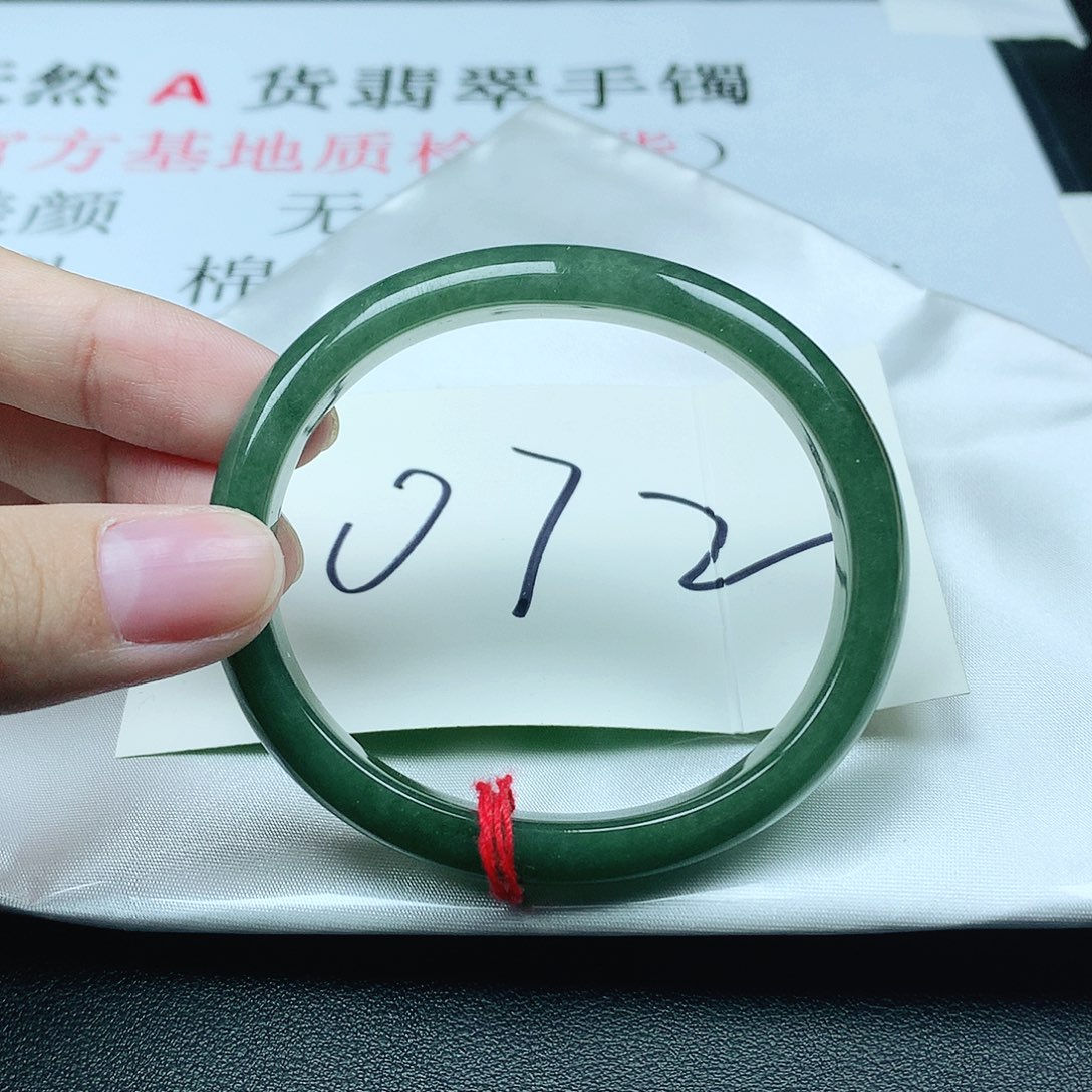 翡翠手镯未镶嵌圈55贵
